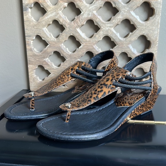 NEW! DONALD J PLINER LEOPARD WEDGE SANDALS - Picture 10 of 10